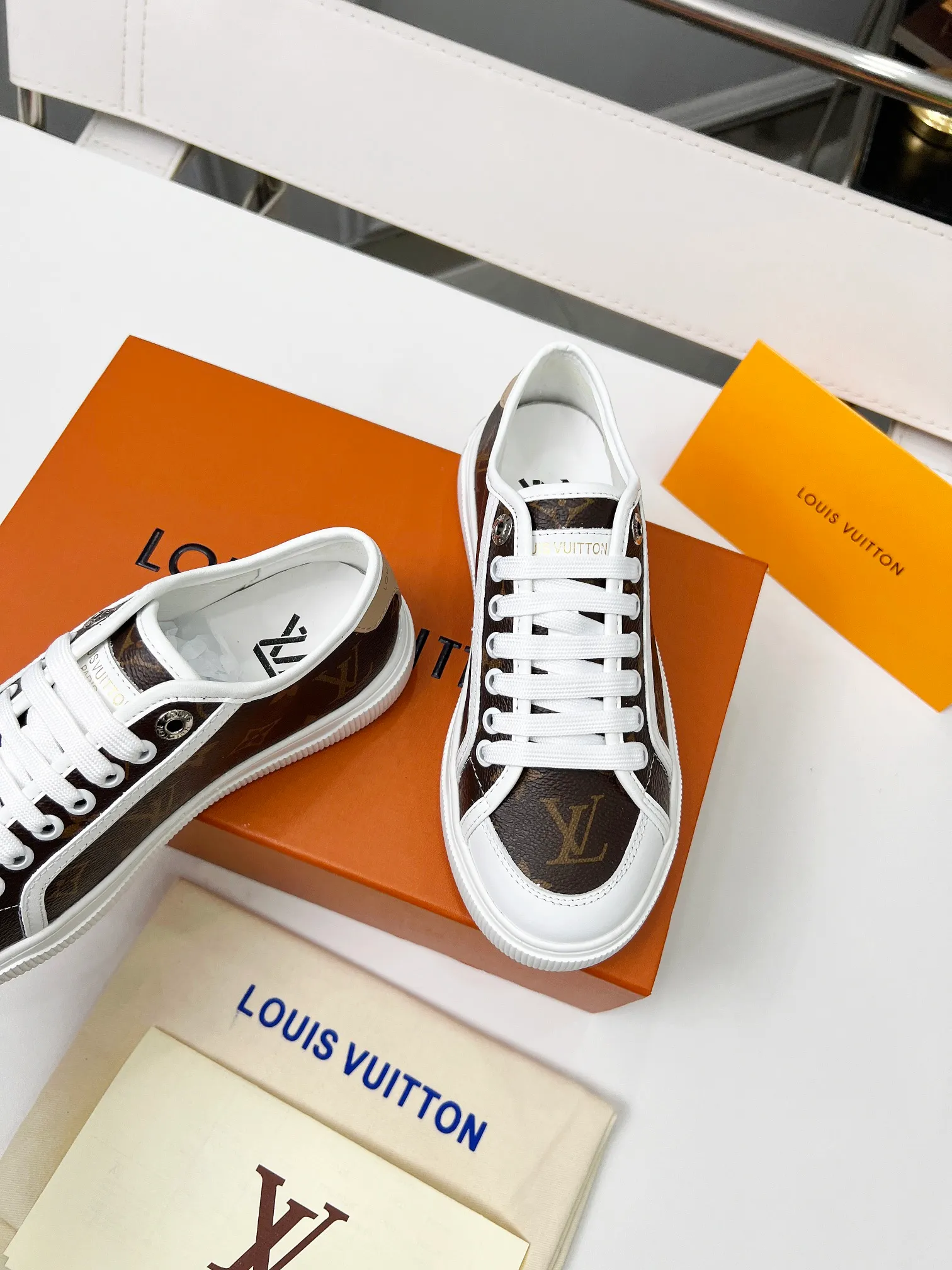 👟👟Ex-factory price 440👟👟 New arrival🆕 The hottest early spring model is coming. LV Lagoon sneakers are made of Monogram denim, injecting a retro flavor into the classic design. Leather trimmings pop out with the Louis Vuitton logo, while stenciled eyelets, trim and laces add to the refined details, and a rubber outsole embellished with Monogram flowers completes the look. Code number: 35~41, multiple colors available! Oil edges + TPU outsole + drawer box packaging